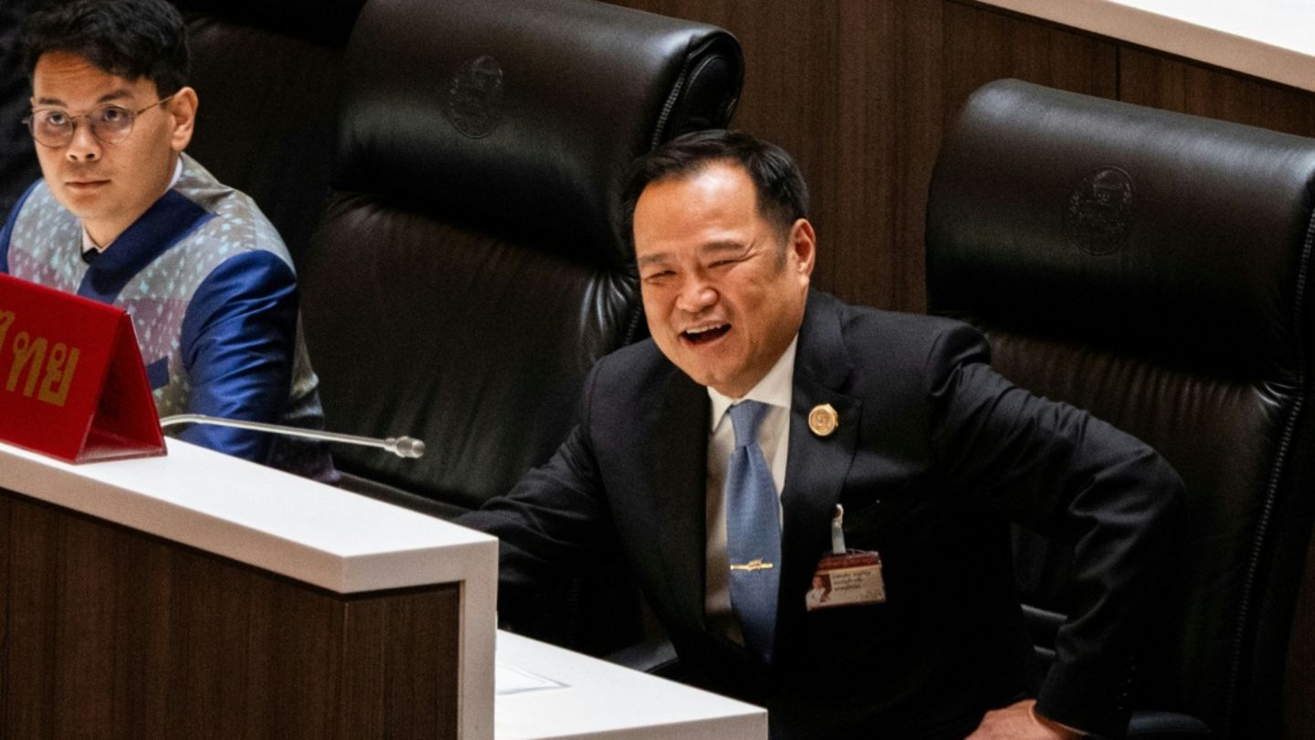 Anutin Charnvirakul (re.) im Parlament in Bangkok