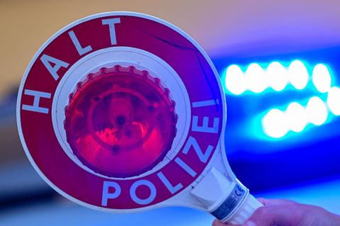 Ohne Fahrerlaubnis: Polizeikelle vor Blaulicht
