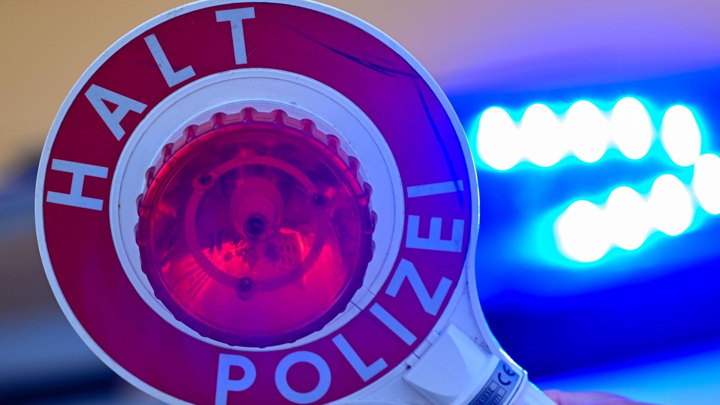 Ohne Fahrerlaubnis: Polizeikelle vor Blaulicht