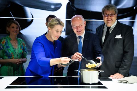Lassen nichts anbrennen: Berlins Wirtschaftssenatorin Franziska Giffey der Regierende Bürgermeister Kai Wegner. Foto: Bernd von