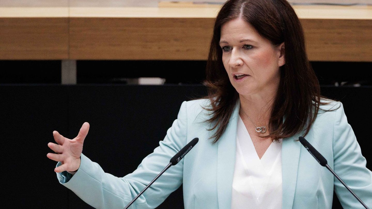 Bildungssenatorin Katharina Günther-Wünsch (CDU) geht davon aus, dass in Berlin bald alle Lehrkräfte verbeamtet sind, die das be