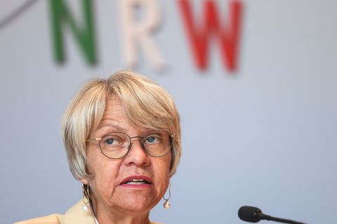 NRW-Schulministerin Dorothee Feller (CDU) sichert dem betroffenen Berufskolleg nach einer Messerattacke Hilfen zu. (Archivbild)