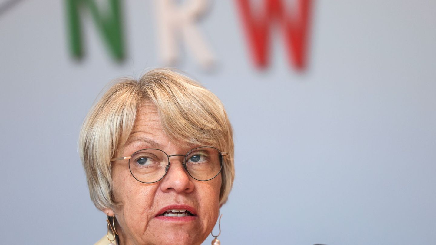 NRW-Schulministerin Dorothee Feller (CDU) sichert dem betroffenen Berufskolleg nach einer Messerattacke Hilfen zu. (Archivbild)