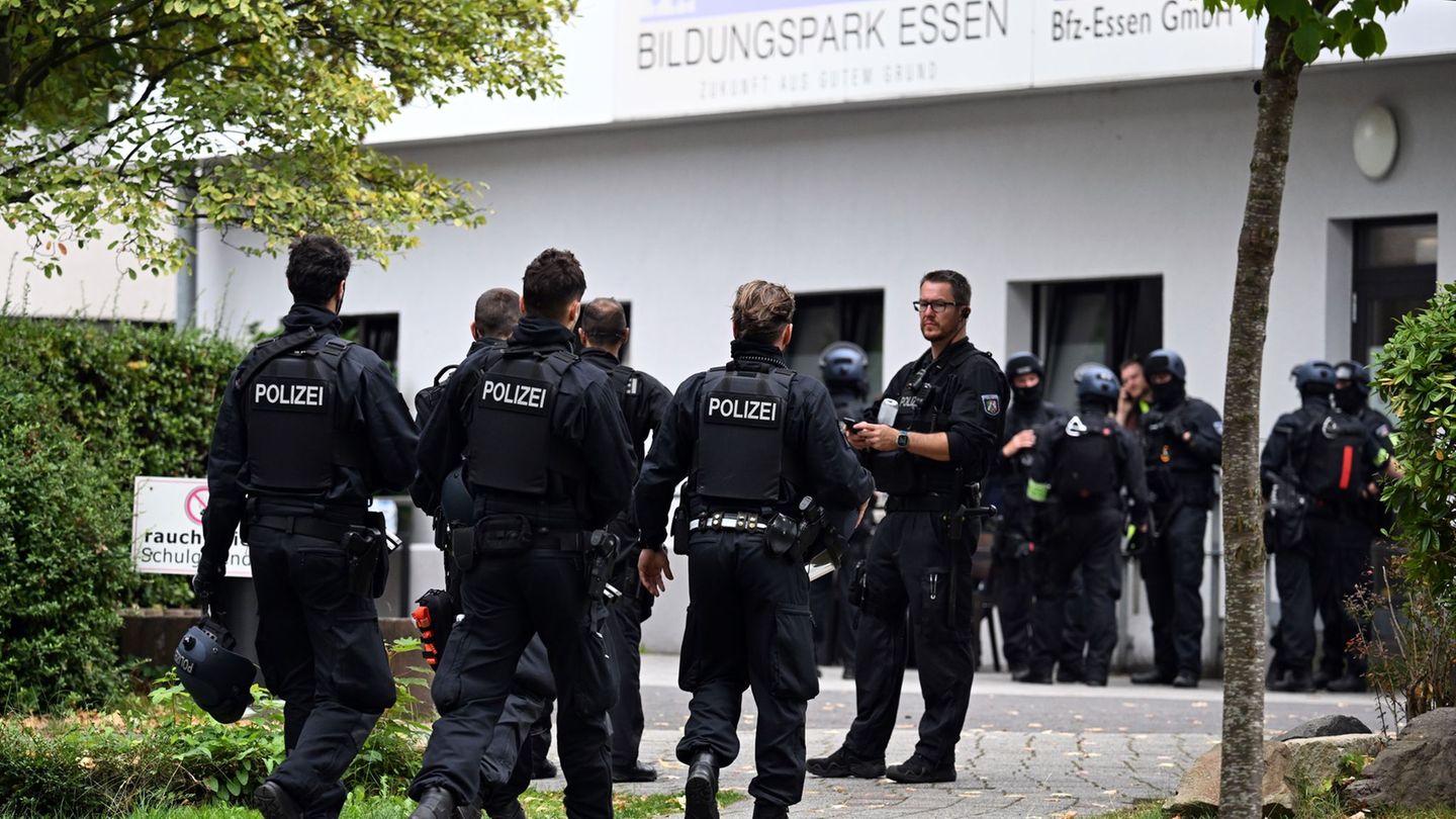 Ein massives Polizeiaufgebot sicherte das Berufskolleg am Freitag ab - Montag soll hier wieder Unterricht nach Plan stattfinden.