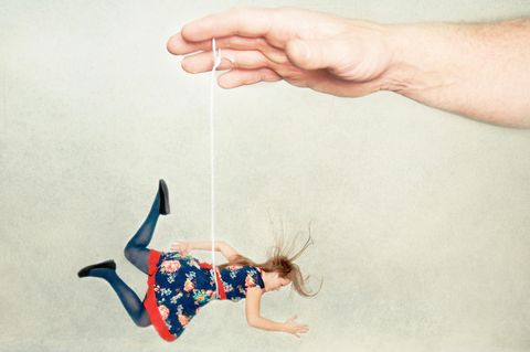 Illustration Narzissmus : Frau hängt an einer Schnur und wird von einer Hand hochgehalten