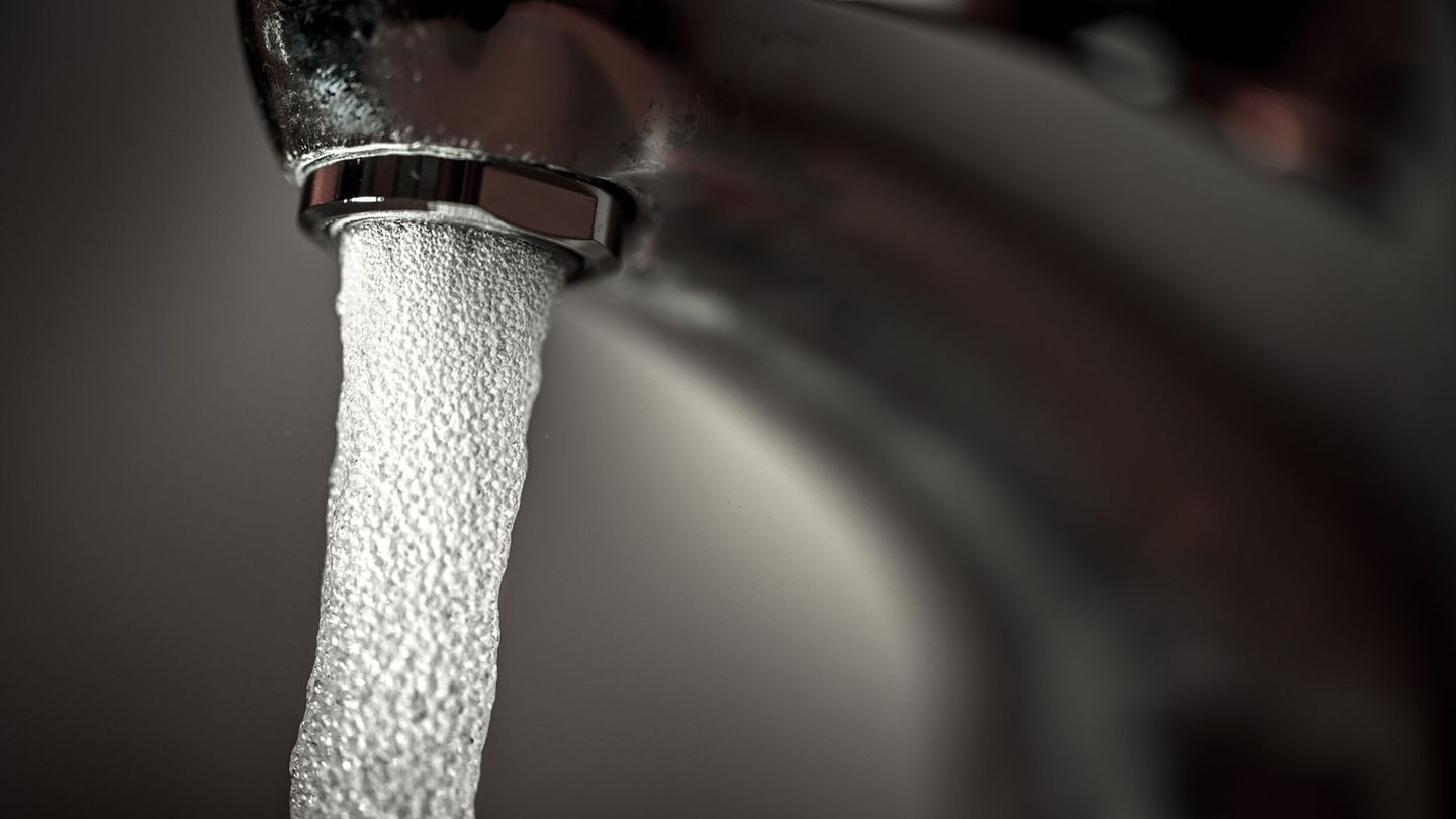 Das Trinkwasser kann wieder bedenkenlos getrunken werden. (Symbolbild) Foto: Felix Kästle/dpa