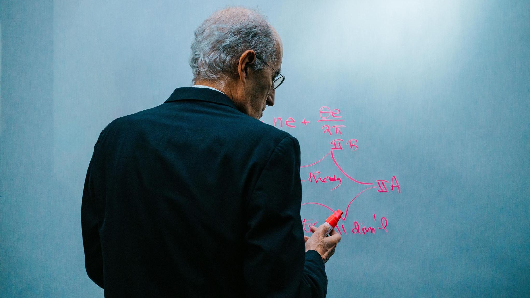 Mathe-Physik-Genie Edward Witten an der Tafel