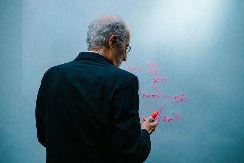 Mathe-Physik-Genie Edward Witten an der Tafel