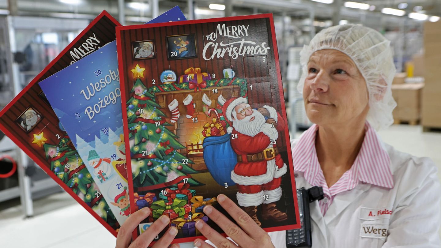 Der Betrieb in Wernigerode gehört weltweit zu den größten Produzenten von Adventskalendern. Foto: Matthias Bein/dpa