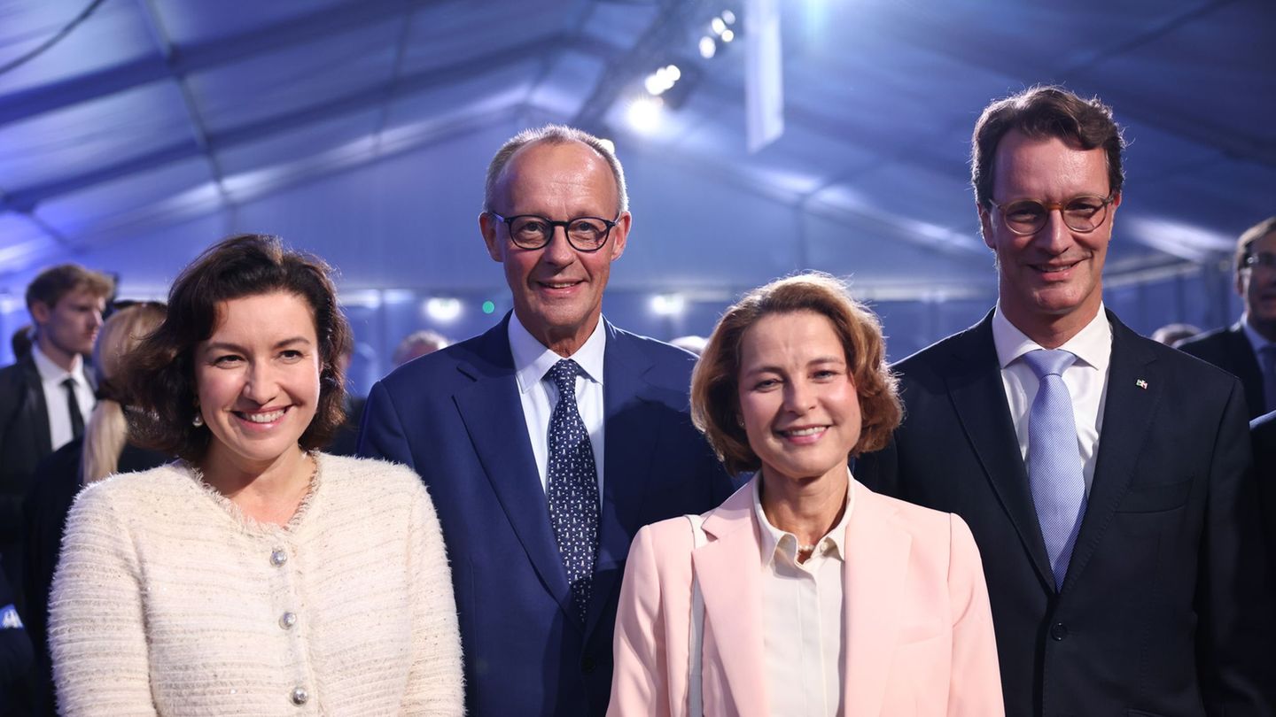 Bundeskanzler Friedrich Merz und NRW-Ministerpräsident Hendrik Wüst haben den Supercomputer "Jupiter" in Jülich in Betrieb genom