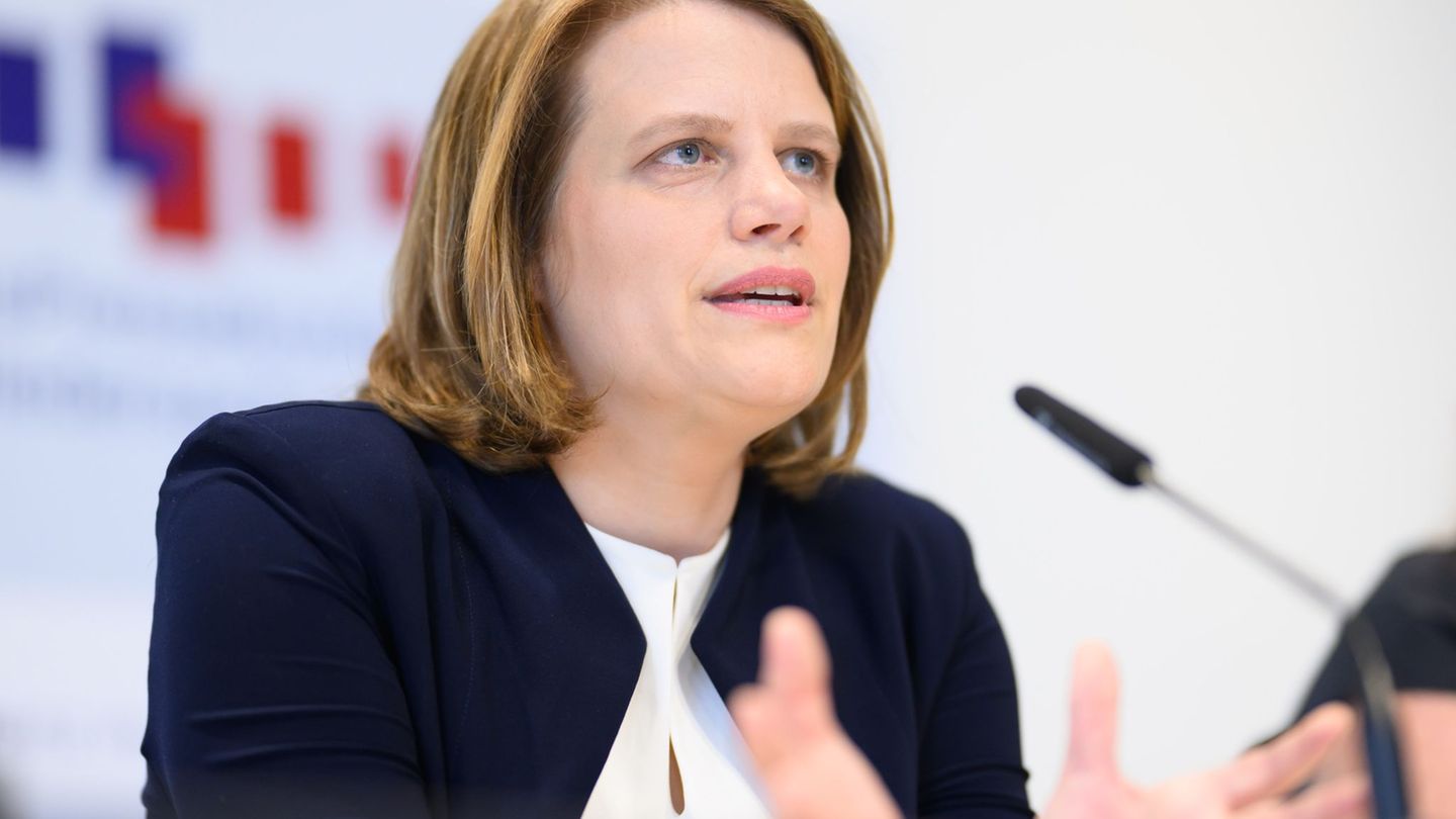 Kultusministerin Hamburg betont, das neue Schulfach solle auch die demokratischen Werte stärken. (Archivbild) Foto: Julian Strat