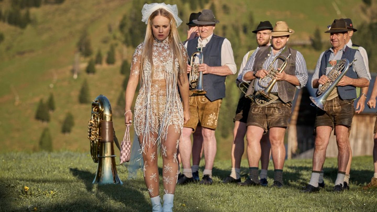 Impro-Serie "Die Hochzeit": Jäcki (Luise von Finckh) auf dem Weg zur Trauung.