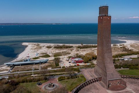 Die Sanierung des Laboer Ehrenmals kann starten. (Archivbild) Foto: Axel Heimken/dpa