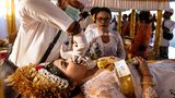 Jembrana, Indonesien. Religionen bringen so manches Ritual hervor, das vielleicht befremdlich erscheint. Hier haben wir es mit der hinduistisch-balinesischen Metatah (Zahnfeilzeremonie) zu tun. Sie wird bei jungen Männern und Frauen abgehalten, die kurz davor stehen, zu heiraten. Im festlichen Rahmen kommt ein Priester ins Haus, der zwei Eckzähne und vier obere Schneidezähne feilt. Ziel ist es, die sechs negativen menschlichen Eigenschaften Wut, Arroganz, Gier, Lust, Neid und Dummheit zu kontrollieren und ein besserer Mensch zu werden