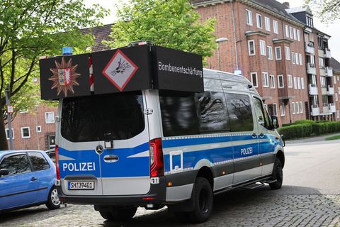 Auch eine Bundesstraße muss für die Arbeiten des Kampfmittelräumdienstes vorübergehend gesperrt werden. (Symbolbild) Foto: Chris
