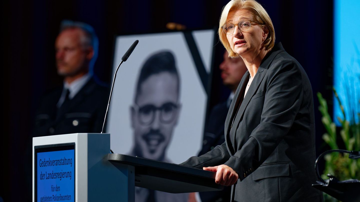 Ministerpräsidentin Anke Rehlinger. Zur Gedenkfeier waren laut Innenministerium rund 1.500 Menschen gekommen. Foto: Uwe Anspach/