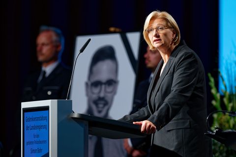 Ministerpräsidentin Anke Rehlinger. Zur Gedenkfeier waren laut Innenministerium rund 1.500 Menschen gekommen. Foto: Uwe Anspach/