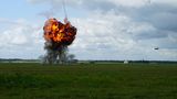 Jagel, Deutschland. Auf dem Fliegerhorst Schleswig, so der offizielle Name, hält die Luftwaffe der Bundeswehr eine Übung mit allen verfügbaren Waffensystemen ab. Geprobt wird ein Evakuierungsszenario. Die Explosionen werden durch Pyrotechnik simuliert, um die Übung möglichst realistisch wirken zu lassen