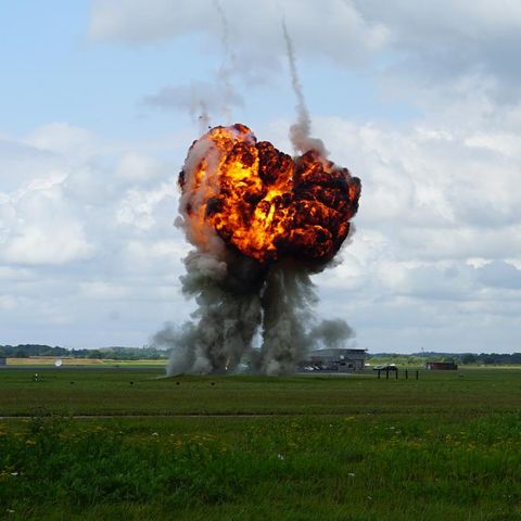 Jagel, Deutschland. Auf dem Fliegerhorst Schleswig, so der offizielle Name, hält die Luftwaffe der Bundeswehr eine Übung mit allen verfügbaren Waffensystemen ab. Geprobt wird ein Evakuierungsszenario. Die Explosionen werden durch Pyrotechnik simuliert, um die Übung möglichst realistisch wirken zu lassen