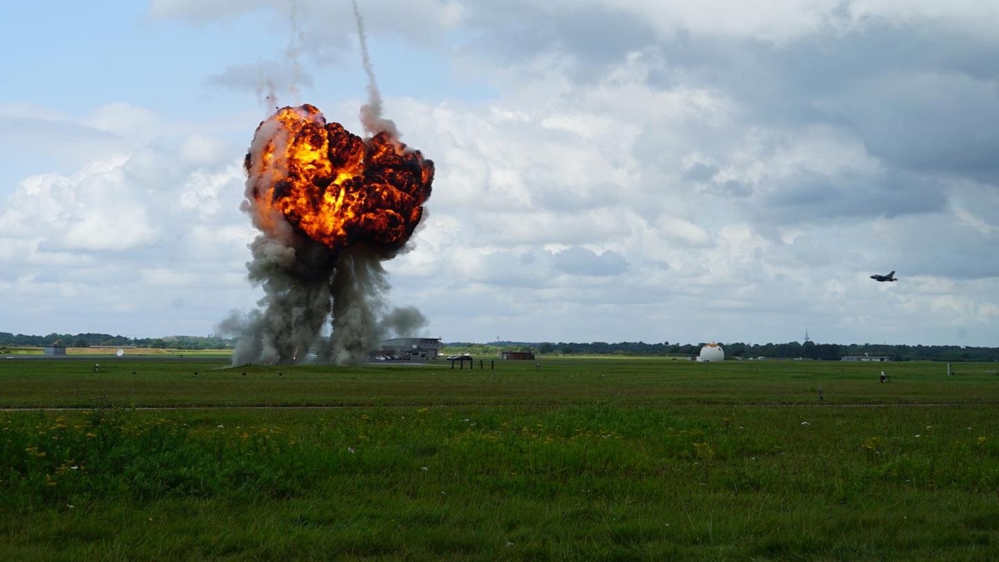 5. September. Explosionen in Schleswig Jagel, Deutschland. Auf dem Fliegerhorst Schleswig, so der offizielle Name, hält die Luftwaffe der Bundeswehr eine Übung mit allen verfügbaren Waffensystemen ab. Geprobt wird ein Evakuierungsszenario. Die Explosionen werden durch Pyrotechnik simuliert, um die Übung möglichst realistisch wirken zu lassen