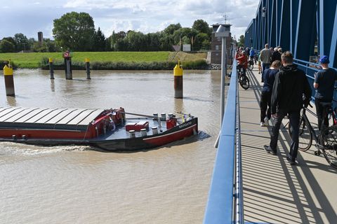 Fußgänger und Radfahrer dürfen erstmals über die neue Friesenbrücke in Weener - Züge folgen später. Foto: Lars Penning/dpa