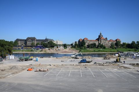 Nach dem Abbruch der Carolabrücke laufen auf beiden Seiten der Elbe noch Restarbeiten. (Archivbild) Foto: Robert Michael/dpa