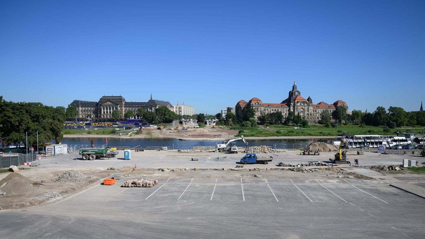 Nach dem Abbruch der Carolabrücke laufen auf beiden Seiten der Elbe noch Restarbeiten. (Archivbild) Foto: Robert Michael/dpa