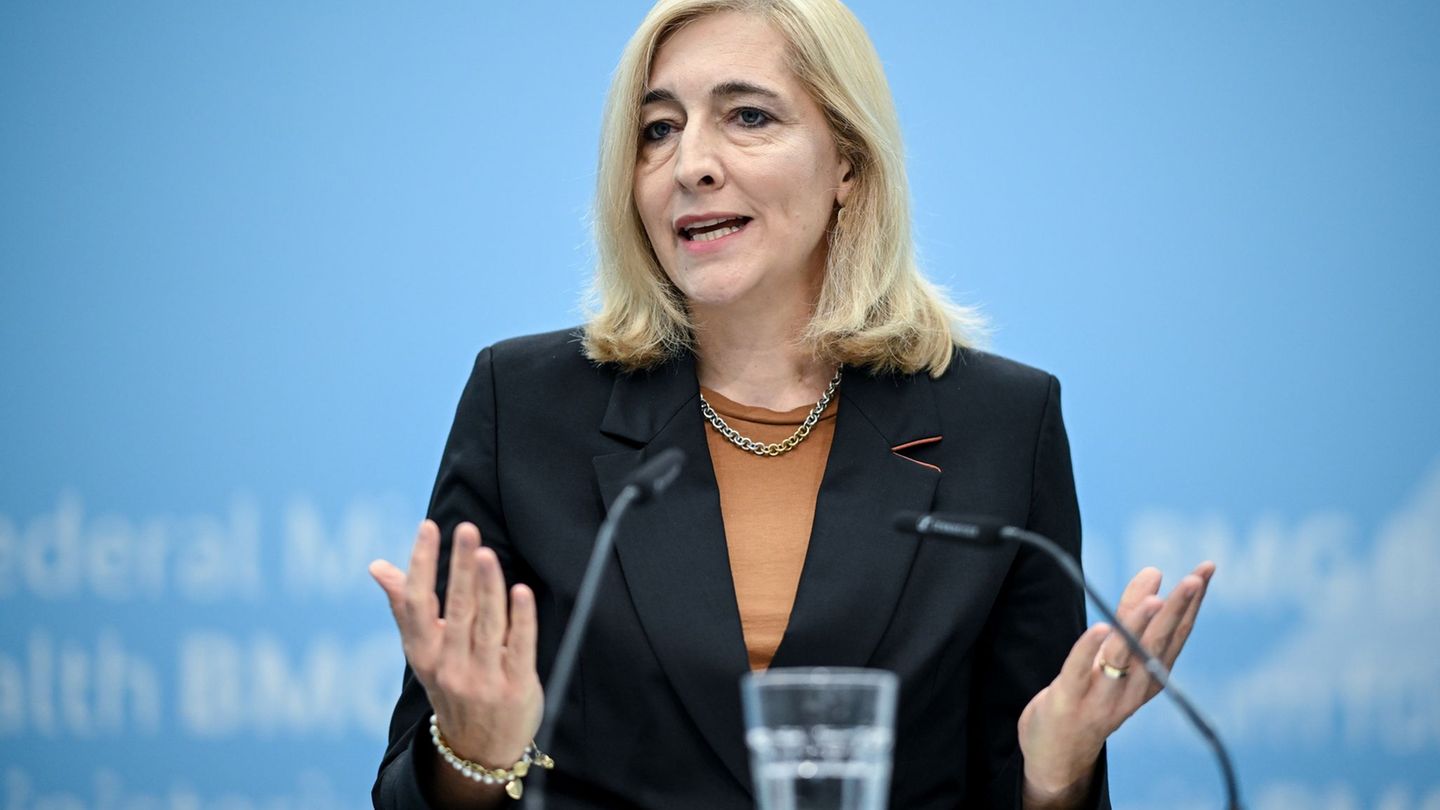 Gesundheitsministerin Warken will die Kassenbeiträge noch stabilisieren. Foto: Britta Pedersen/dpa