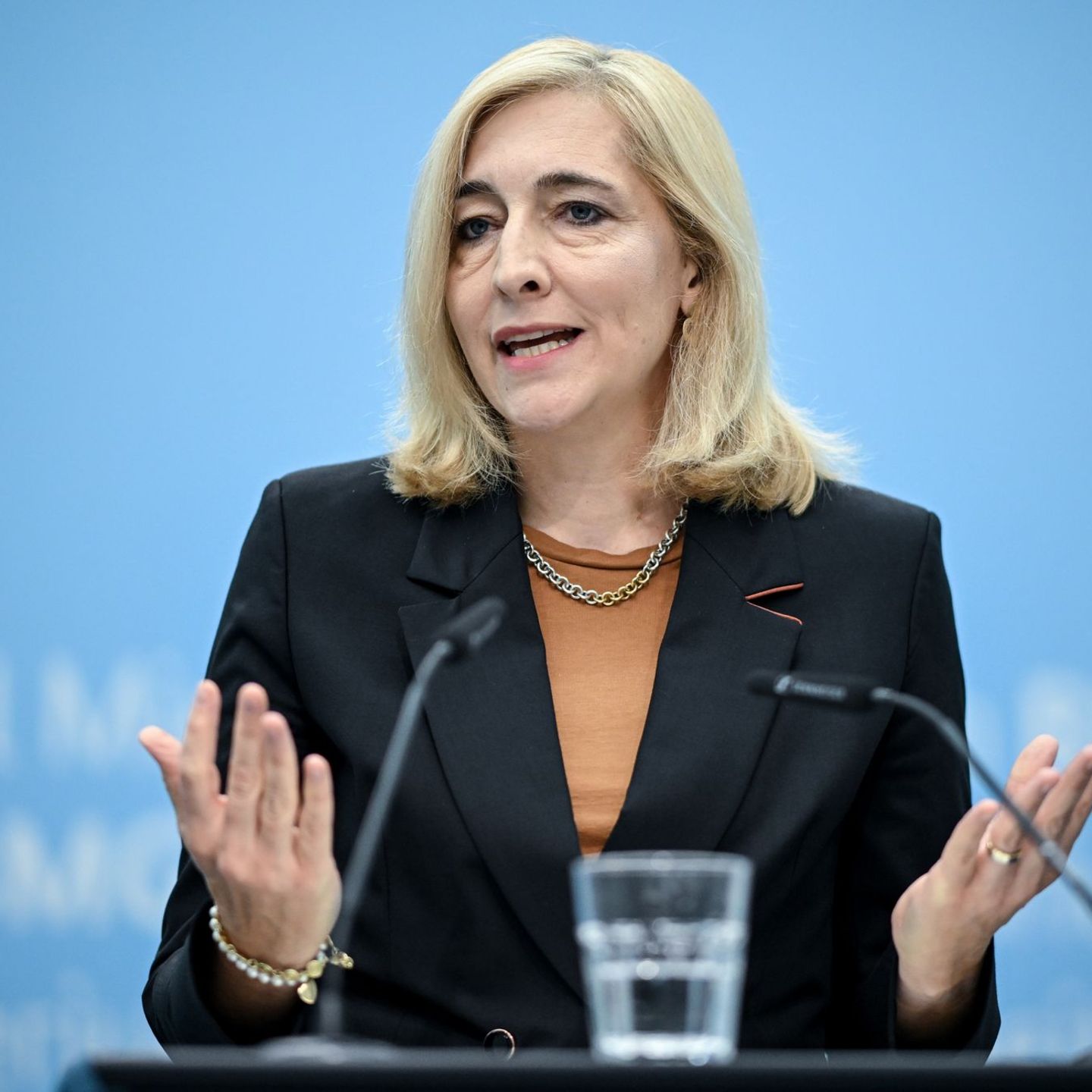 Gesundheitsministerin Warken will die Kassenbeiträge noch stabilisieren. Foto: Britta Pedersen/dpa