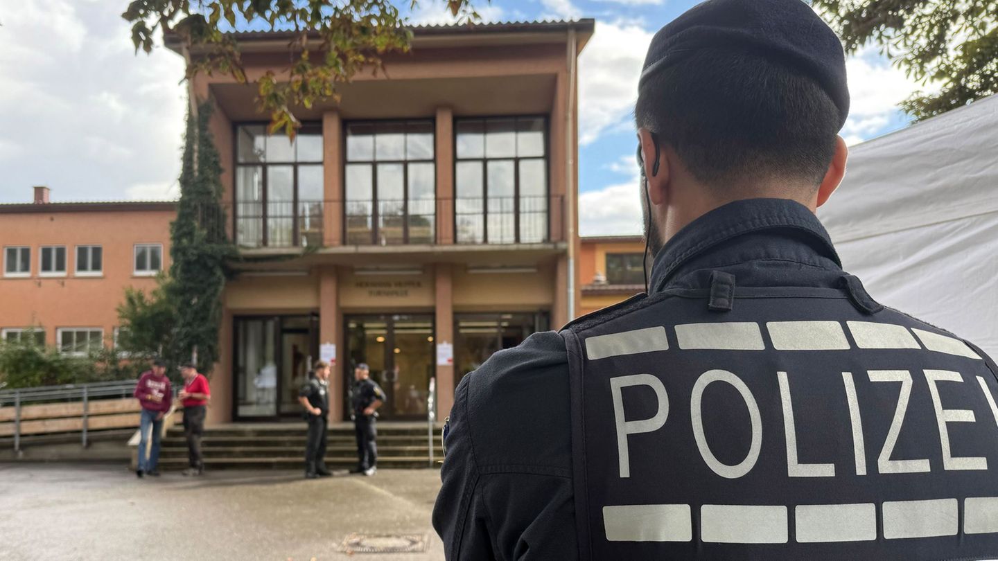 Vor der Halle in Tübingen stehen Einsatzkräfte, die Zugänge sind abgesperrt. Foto: David Nau/dpa