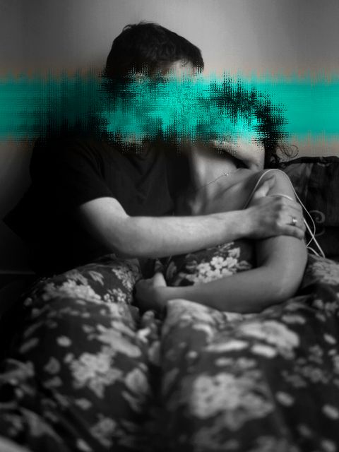 Ein Paar küsst sich