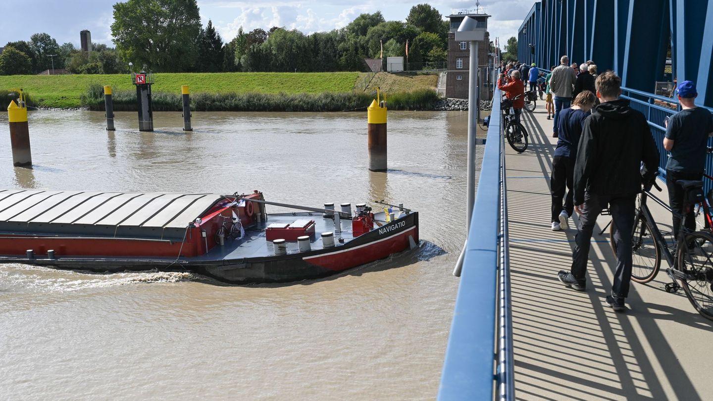 Erste Fußgänger und Radfahrer überquerten die neue Friesenbrücke bei Weener. Foto: Lars Penning/dpa