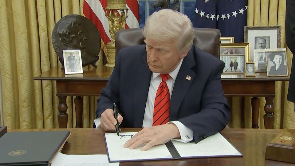 Trump unterzeichnet ein Dekret im Oval Office