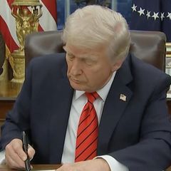 Trump unterzeichnet ein Dekret im Oval Office