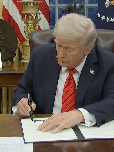Trump unterzeichnet ein Dekret im Oval Office