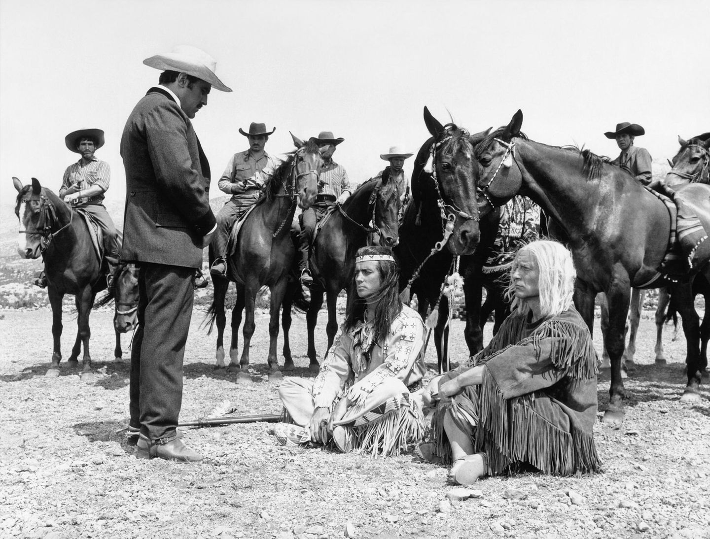 1963 machte sich Mario Adorf bei Millionen Deutschen unbeliebt: In der Karl-May-Verfilmung "Winnetou" spielte er den Ganoven Santer (l.), der Winnetous Schwester Nscho-Tschi erschoss
