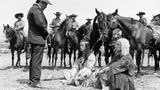 1963 machte sich Mario Adorf bei Millionen Deutschen unbeliebt: In der Karl-May-Verfilmung "Winnetou" spielte er den Ganoven Santer (l.), der Winnetous Schwester Nscho-Tschi erschoss