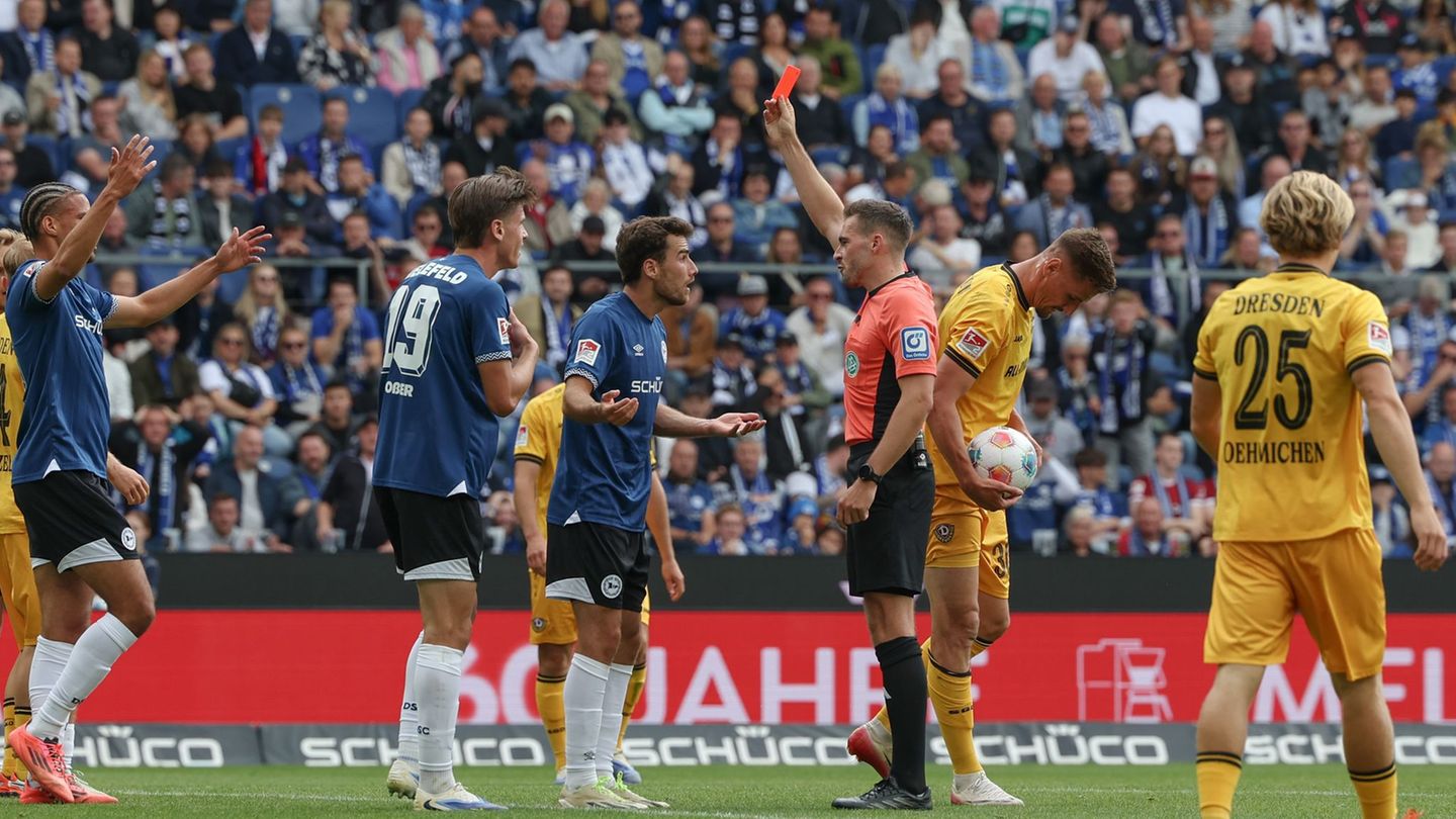 Umstrittener Platzverweis: Bielefelds Christopher Lannert sieht bei der 1:2-Niederlage gegen Dynamo Dresden die Rote Karte. Foto