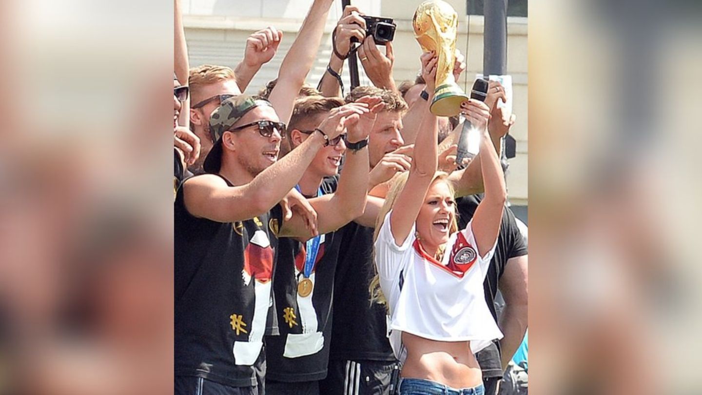 Lukas Podolski (l.) und Helene Fischer bei der Siegesfeier nach dem WM-Triumph 2014 in Berlin.