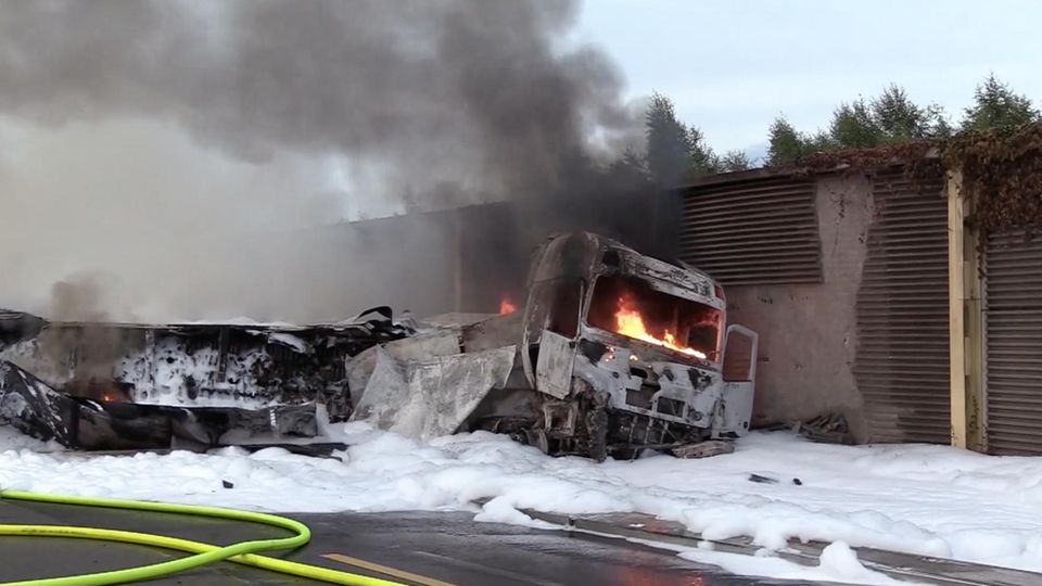 Wein-Lkw brennt auf A1 bei Osnabrück – Fahrer mit 1,3 Promille am Steuer Ein LKW brennt