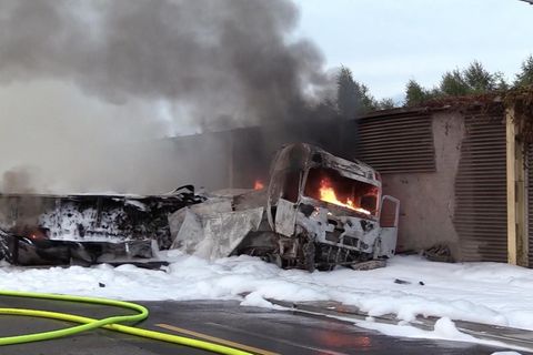 Ein LKW brennt