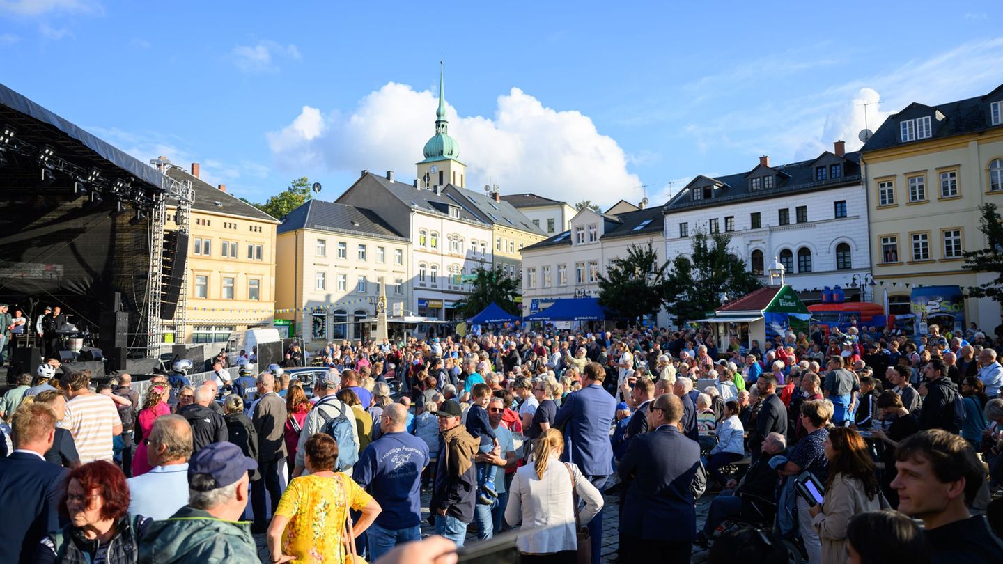 Die Eröffnungsfeier des beliebten Volksfestes gab es auf dem Sebnitzer Marktplatz. Foto: Robert Michael/dpa