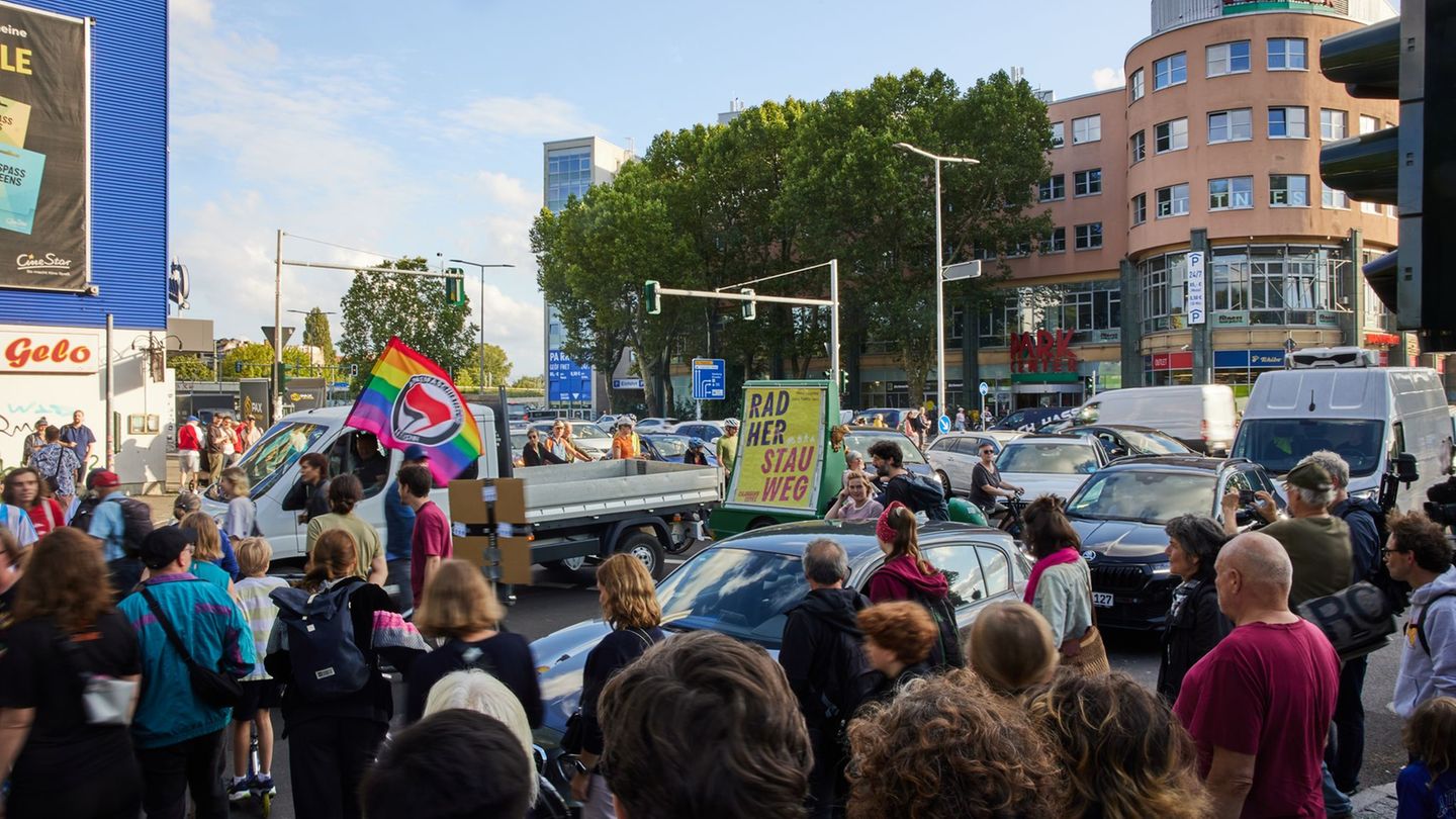 Die Demonstranten klagen über das Verkehrschaos nach Öffnung eines neuen A100-Bauabschnitts. Foto: Joerg Carstensen/dpa