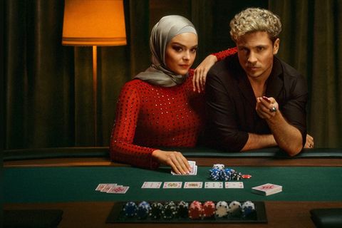 Vincent (Jannik Schümann) führt Ayla (Via Jikeli) in "High Stakes" in die Welt des Poker ein.