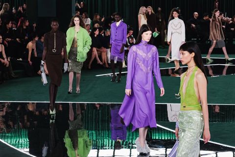 Gucci präsentierte in der Fashion-Show für Herbst-/Winter 2025/26 verschiedene Entwürfe in kräftigem Lila.