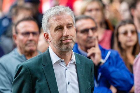 Boris Palmer verfolgt vor dem Streitgespräch eine Anti-AfD-Demo vor der Stadthalle in Tübingen