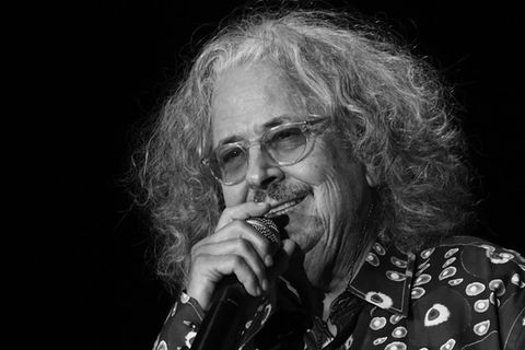 Mark Volman bei der Happy Together Tour 2019, einem jährlichen Sixties-Musikfestival, auf der Bühne.