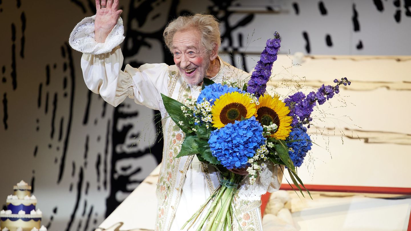 "Happy Birthday": Zum Geburtstag bekam Hallervorden einen großen Blumenstrauß und ein Ständchen. Foto: Joerg Carstensen/dpa