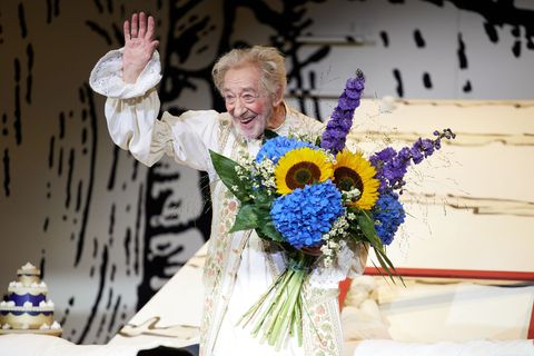 "Happy Birthday": Zum Geburtstag bekam Hallervorden einen großen Blumenstrauß und ein Ständchen. Foto: Joerg Carstensen/dpa
