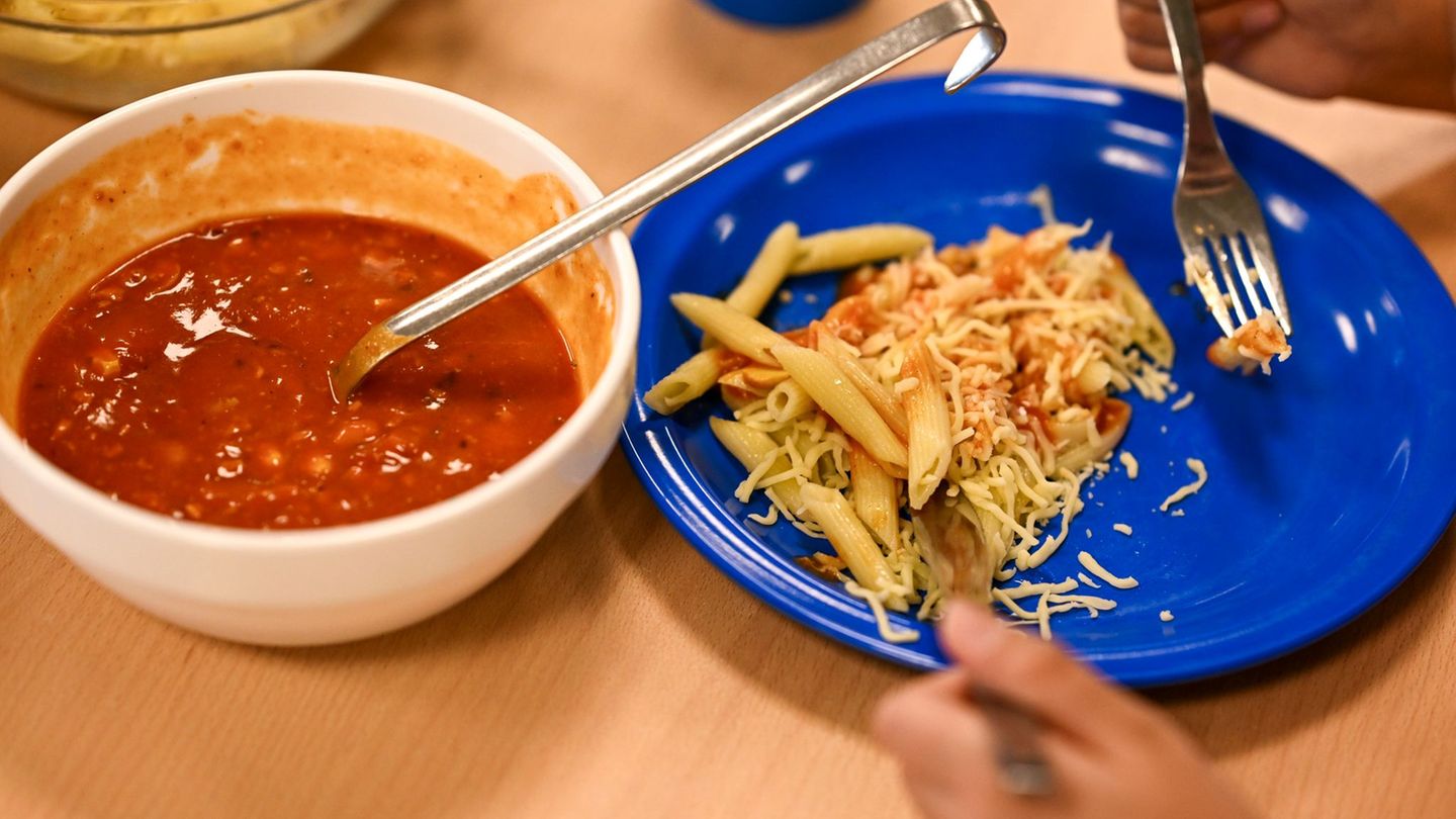 In den Thüringer Kommunen liegen die Kosten für ein Schulessen im Schnitt zwischen 3,50 Euro und 5,00 Euro. Foto: Jens Kalaene/d